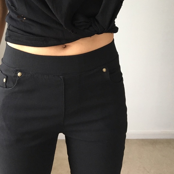 BLACK Frayed hem denim pants with cutout knee. - Picture 6 of 8